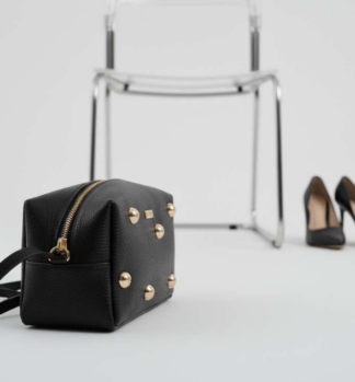 Borsa a tracolla con borchie nera