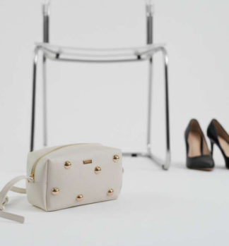 Borsa a tracolla con borchie bianco perla